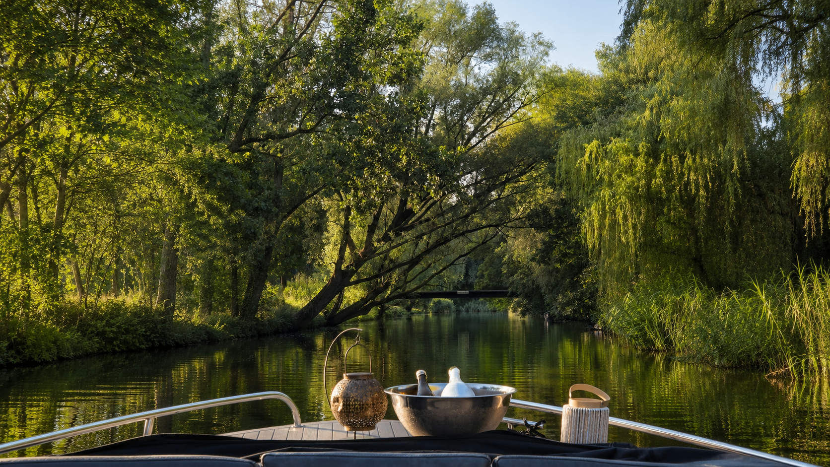 Champagne op koeling op de Borrelboot Breda sloep in de Bredase singels